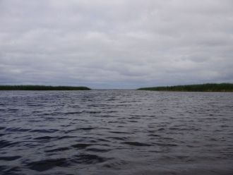 Благодаря мелководности вода озера хорош