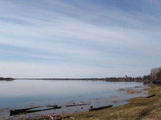 Озеро окружено равниной, которая полого 