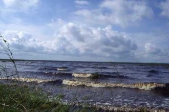 По озеру проходит пассажирская линия Кар