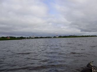 Западные берега низкие, сильно заболочен