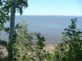 Угодье включает крупное пресноводное озе