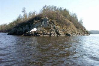 На равнине много озёр разных размеров; и