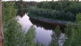 Холмы перемежаются с реками, которые тек