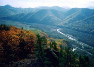 Западные отроги длинные, расходящиеся по