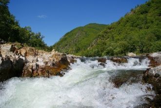 В районном центре - селе Лазо расположен