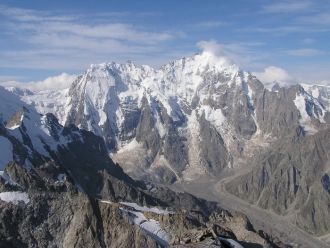 Расположен в центральной части Главного 