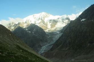 Входит в состав горной системы Дыхтау.