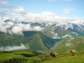 У подножья горы располагаются сельские н