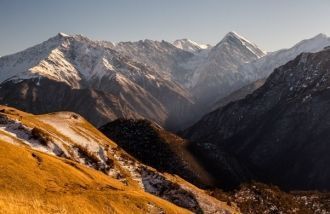 Массив Диклосмта резко вздымается над пе
