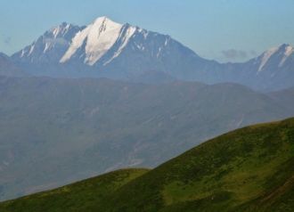 У подножья горного массива располагаются