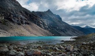 В верхней части лесного пояса расположен