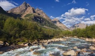 В высокогорье рельеф представляет собой 