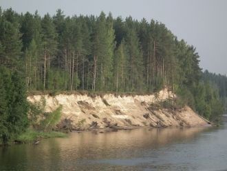 Он находится в устье реки Свирь и в Свир