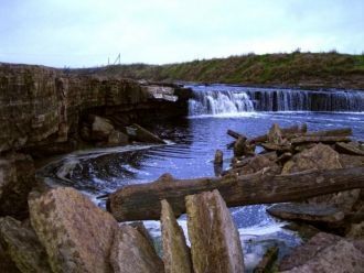 На его территории преобладают поверхност