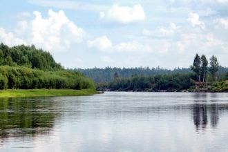 Природными границами служат реки Нора и 