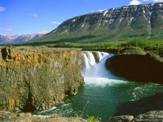 Его глубина достигает 25,2 м, а площадь 