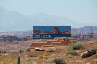 Из центра озера поднимается остров с кру