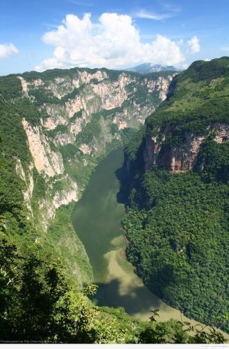 В сухой сезон река достигает максимально