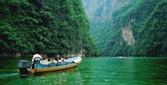 Совершить поездку по водной глади каньон