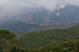 Высота скал в каньоне местами достигает 