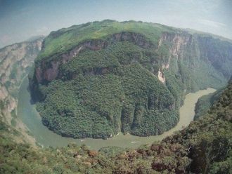 К каньону ведёт платная дорога, но это н