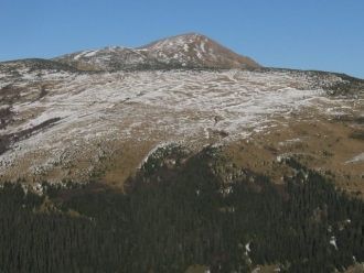 Ослепительная белизна снежных вершин и ч