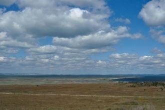 На песчаном пляже к югу от мыса содератс