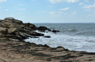 С севера к мысу прилегает низменная коса