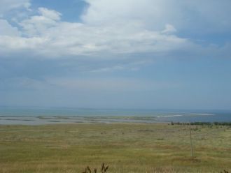 Берег обрывистый и поднимается над уровн