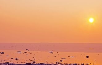 На юго-восточном берегу лимана расположе