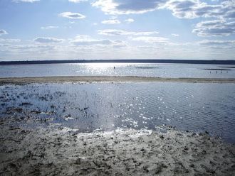 Площадь составляет 56-60 км². Длина — 28