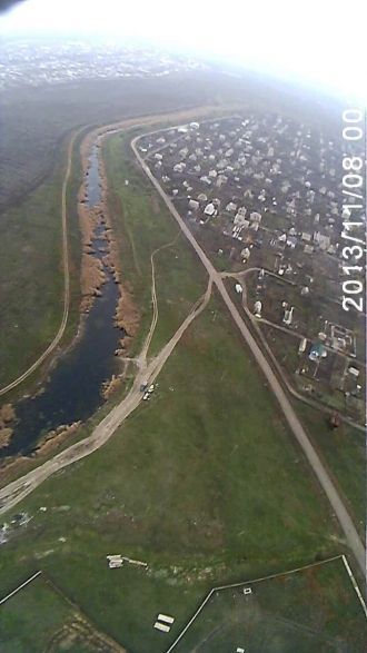 Прямо посередине долины реки, в 2 км от 