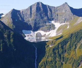 Он находится в Кинзелюкском хребте.