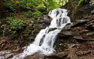 Вода, спускаясь вниз по острым скальным 
