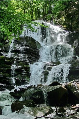 На фоне темных, почти черных скальных вы