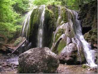 Водопад находится в 6 км от Ялты.