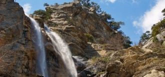 В разное время года он радует туристов с