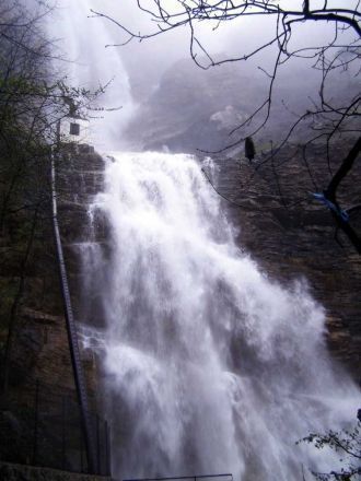 Водопад своеобразен, величествен и непов