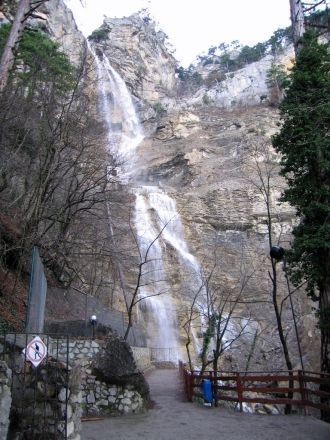 Водопад расположен на территории Ялтинск