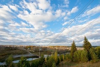 Расположена к северу от Екатеринбурга и 