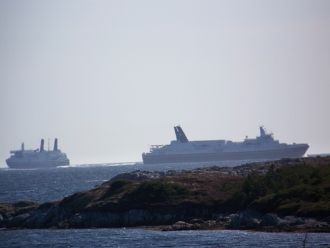 Два больших города по обе стороны пролив