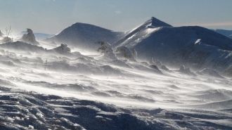 Две вершины-сестры Сивули возвышаются на