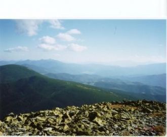 Вершина малой горы усыпана большими камн