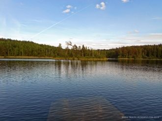 Западная и южная стороны озера находятся