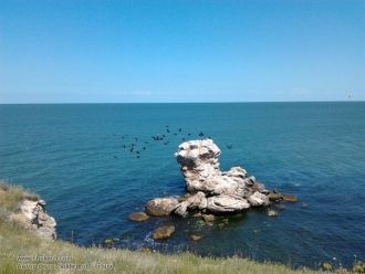 С обеих сторон Казантипской гряды размес