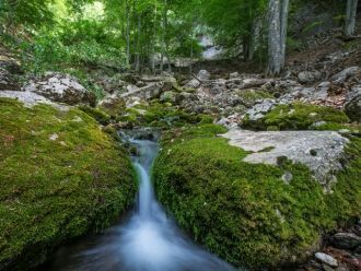 На краю крутого и глубокого ущелья наход