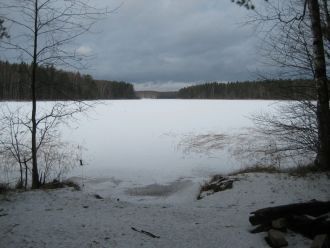 Ширина прибрежного мелководья небольшая: