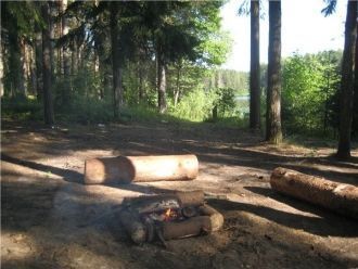 С юга. севера и востока к озеру примыкаю