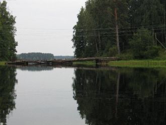 Берега озера довольно высокие, в основно