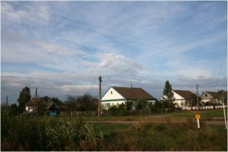 С западной части озера расположилась дер